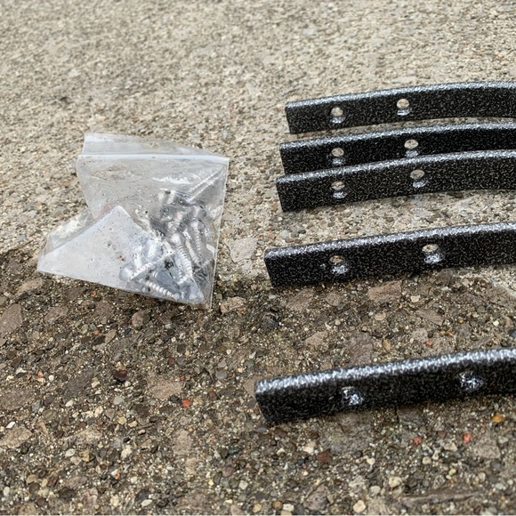 SOLD⭐️NEW PRICE⭐️6 Packs of 5 METAL PORCH PICKETS made in 🇨🇦 30 unused pieces - Picture 10 of 11